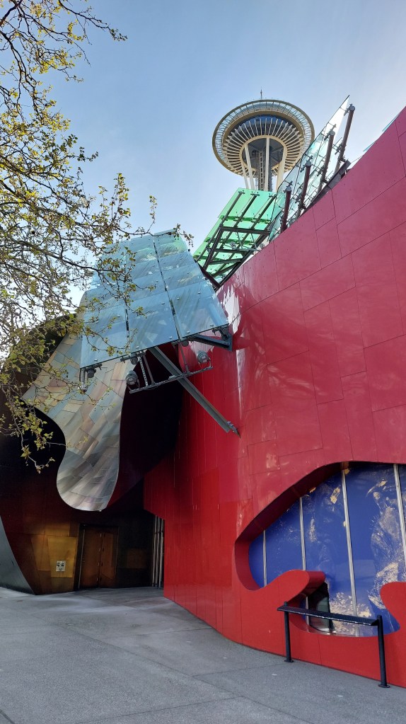 Space Needle hinter dem MOPOP Gebäude